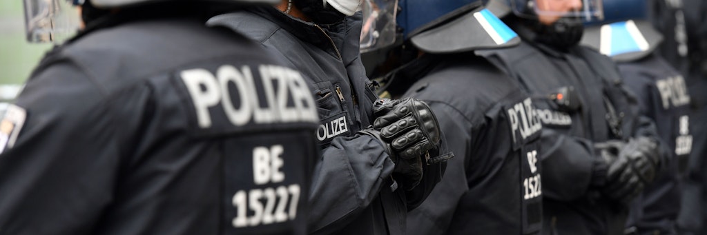 Die Polizei hat nach eigenen Angaben bisher keine Hinweise auf Rechtsextremisten in den eigenen Reihen.