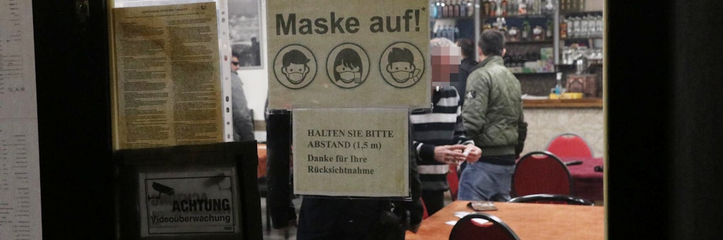Als die Beamten in dem Café nach 23 Uhr eintrafen, spielten die Gäste noch Karten, tranken und rauchten. Die Anwesenheitsliste war unvollständig.