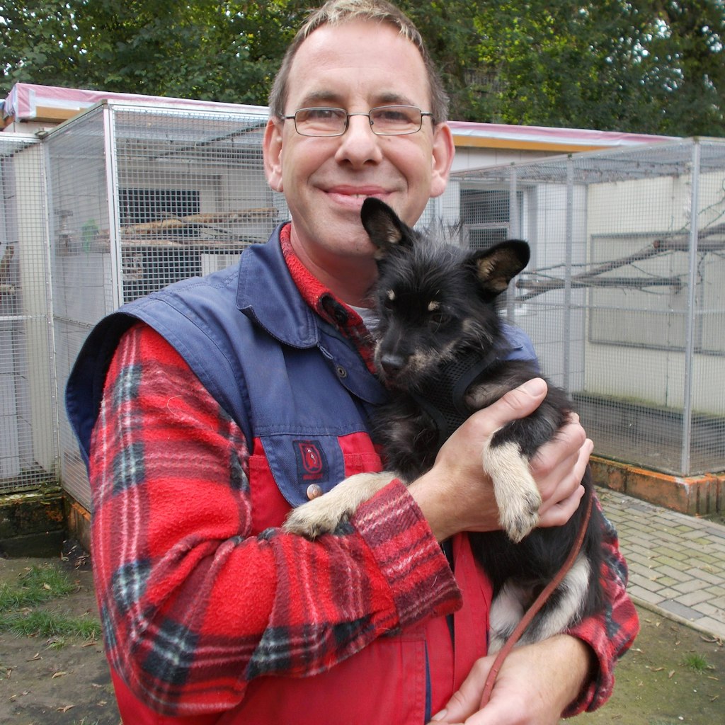 Dirk Bufé vom Altenheim für Tiere kümmert sich um Sambo.