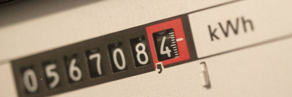 Ein Stromzähler in einer Wohnung. Für Bezieher von Hartz IV lohnt sich nach einem Gerichtsurteil der Wechsel des Anbieters nicht mehr.