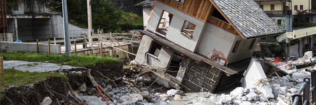Ein zerstörtes Haus steht im italienischen Limone Piemonte nach Unwettern in einem Graben. <br>