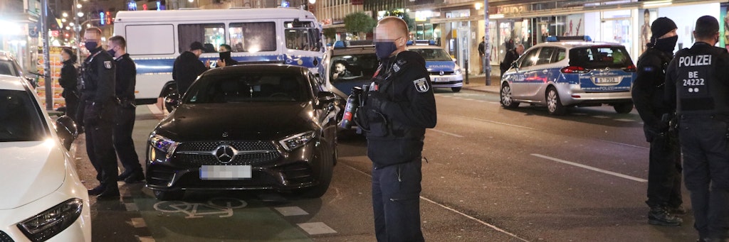 Ein Polizeibeamter und ein Passant sind um ein Haar von einem Mercedes überfahren worden. Der Raser wurde festgenommen.