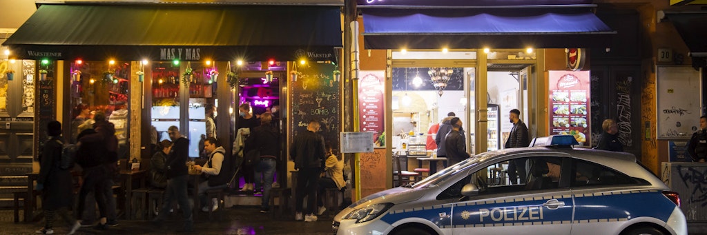 Noch ist diese Neuköllner Bar gefüllt, doch hohe Corona-Zahlen und Sperrstunde setzten der Kneipenszene im Szene-Bezirk schwer zu.