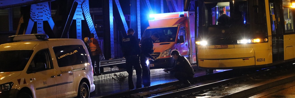 Einsatzkräfte von Polizei und Feuerwehr in der Nacht zu Donnerstag am Einsatzort auf der Bösebrücke.<br>