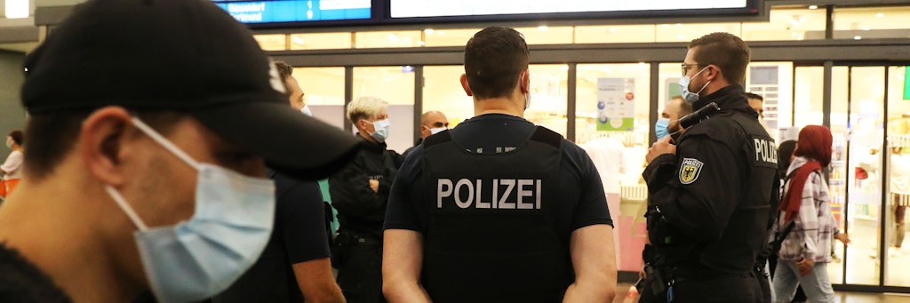 Bundespolizisten kontrollieren auf dem Essener Hauptbahnhof die Einhaltung der Maskenpflicht.