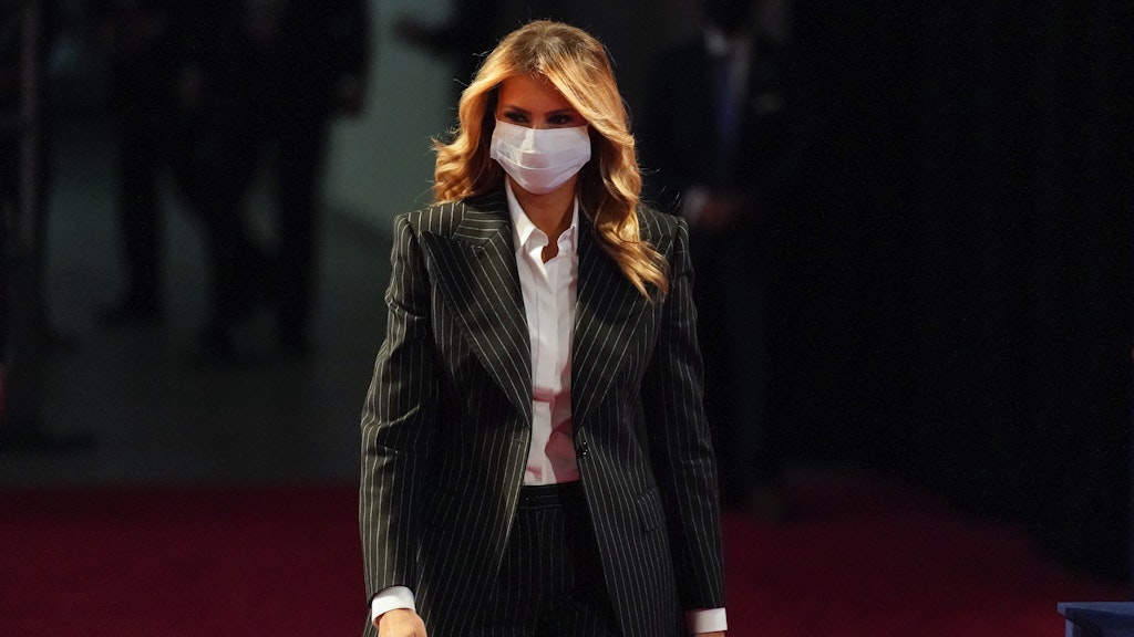 First Lady Melania Trump zeigt sich mit Maske. Fast zwei Wochen nach ihrer Corona-Diagnose hat First Lady Melania Trump bekanntgegeben, dass sich neben US-Präsident Trump und ihr auch Sohn Barron mit dem Virus angesteckt hatte.