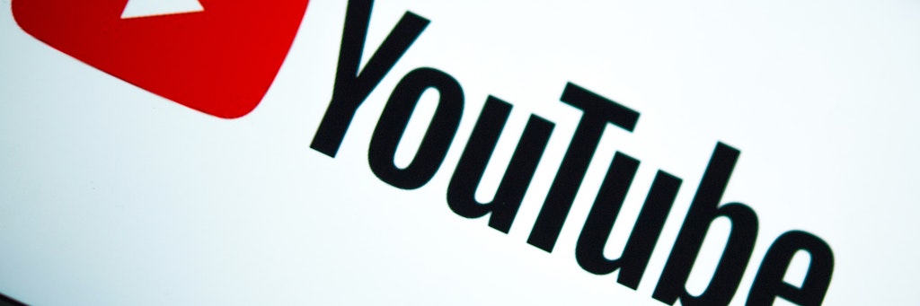 Das Logo des Video-Portals YouTube wird auf dem Display eines Smartphones angezeigt. 
