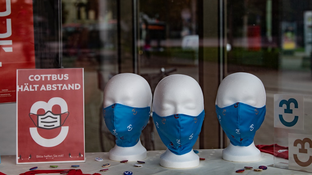 "Cottbus hält Abstand" steht auf einem Schild im Fenster der Touristik-Information. Cottbus und der Landkreis Oder-Spree müssen die Beschränkungen wegen der gestiegenen Zahl der Neuinfektionen verschärfen. Foto: Paul Zinken/dpa-Zentralbild/dpa +++ dpa-Bildfunk +++