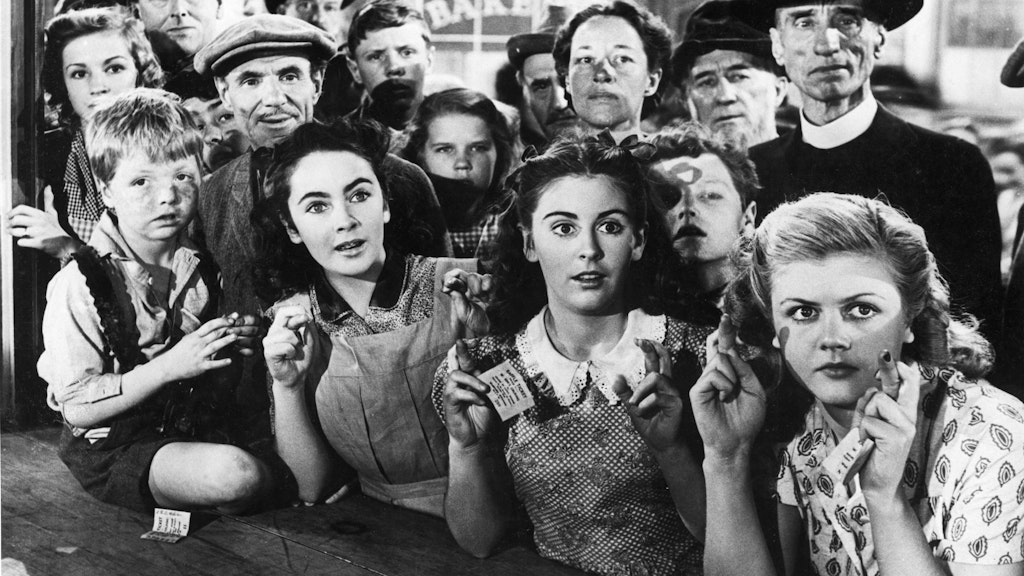 Kolleginnen und Freundinnen: Liz Taylor (zweite von links) und Angela Lansbury (rechts) im Jahr 1944 in „National Velvet“.