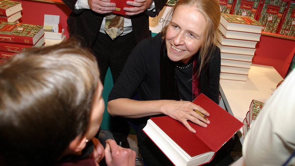 Cornelia Funke im Jahr 2003, als sie auf der Frankfurter Buchmesse ihr Fantasy-Werk „Tintenherz" präsentierte. <br>
