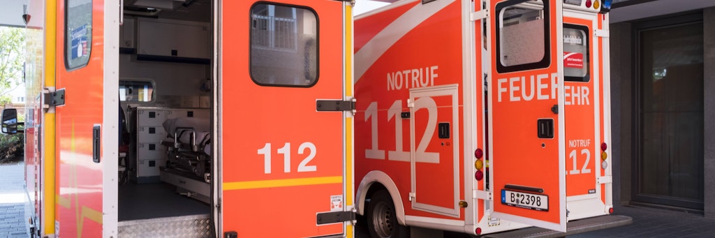 Rettungswagen der Berliner Feuerwehr an einer Rettungsstelle