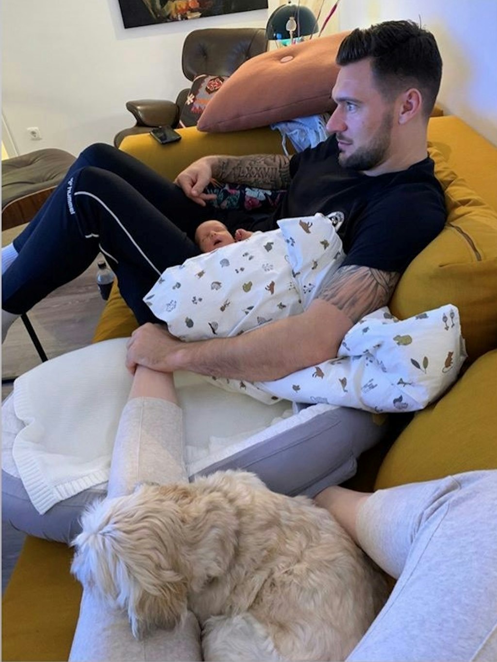 Johan Koch schmust zuhause mit Söhnchen Cooper und Frau Puk.