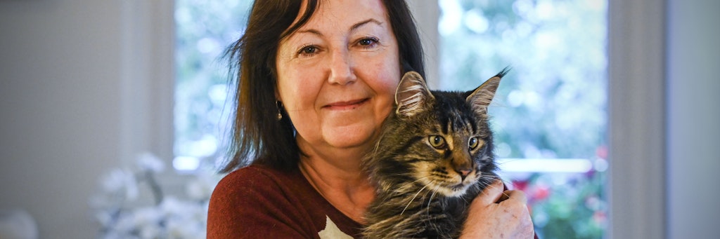 Marina Kubis (62) mit ihrem Kater Loki (4).