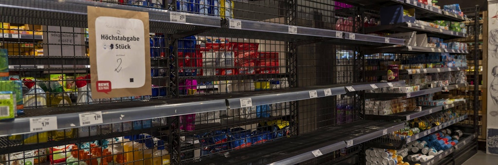 Im Frühjahr waren viele Supermarkt-Regale geplündert. Vor allem Toilettenpapier wurde gehamstert.