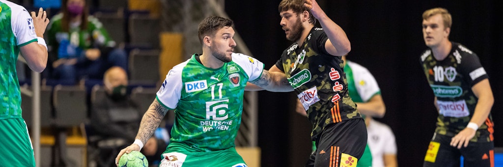 Fuchs Johan Koch (l.) will an Hannovers Malte Donker vorbei.