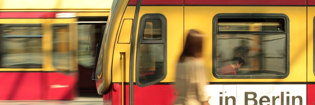 Eine S-Bahn fährt ein (Symbolbild).<br>