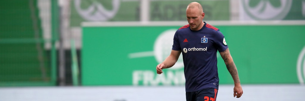 Abmarsch! Ex-Unioner Toni Leistner kassierte in Fürth eine Rote Karte nach eiern Notbremse. Es war das erstes Zweitligaspiel für den HSV nach seiner Sportgerichtssperre, weil er in Dresden sich eine Rangelei mit einem Fan geleistet hatte. 