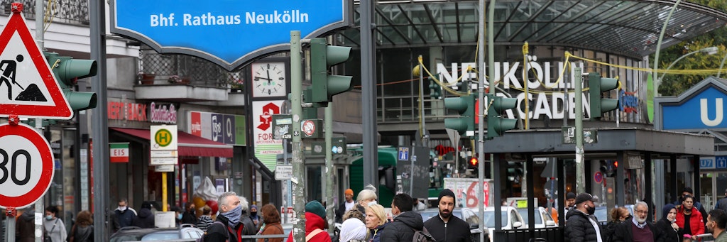Corona-Hotspot Neukölln: Vor den Neukölln Arcaden herrscht Hochbetrieb wie immer.<br>