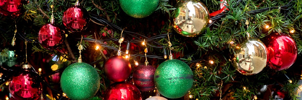Mit dem früher ausgezahltem Weihnachtsgeld sollen die Menschen ihre Weihnachtseinkäufe schon in den nächsten Wochen erledigen können.