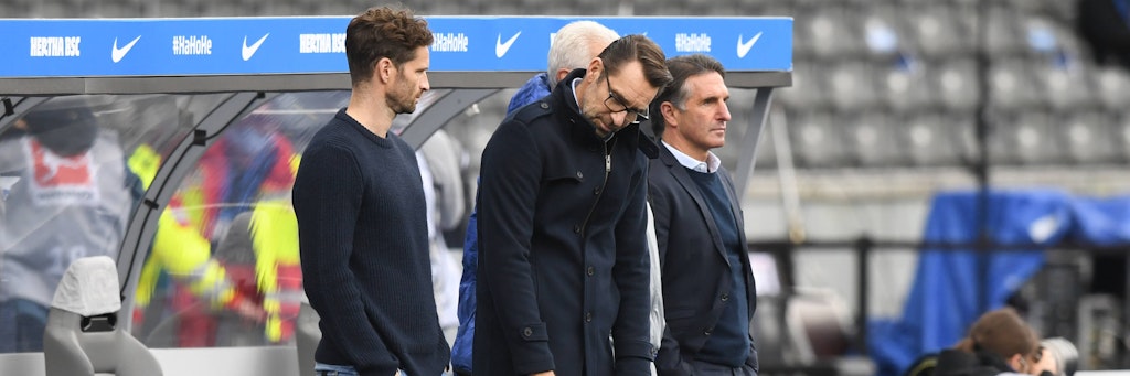 Sportdirektor Arne Friedrich, Manager Michael Preetz und Trainer Bruno Labbadia (v.l.) können die dritte Niederlage in Folge nicht fassen.