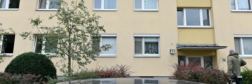 In diesem Mehrfamilienhaus soll eine ihre drei kleinen Töchter getötet haben.