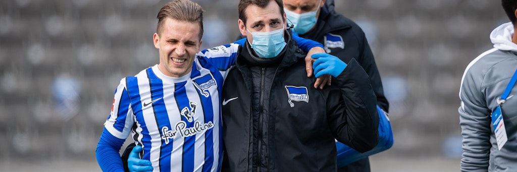 Peter Pekarik muss von Physiotherapeut Michael Becker gestützt werden. Herthas Slowake zog sich eine Hüftverletzung zu.