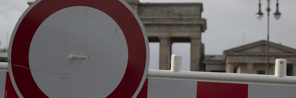 Ein Absperrgitter steht am Brandenburger Tor.