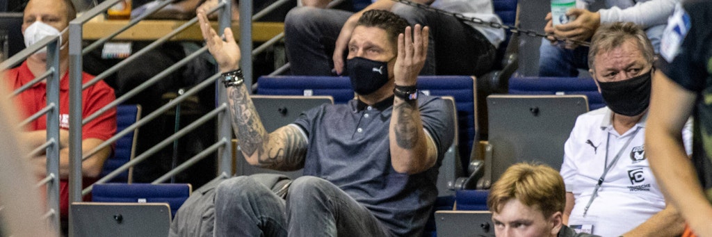 Füchse-Sportvorstand Stefan Kretzschmar ist noch nicht mit allem einverstanden, was seine Jungs da auf der Platte veranstalten, aber es geht in die richtige Richtung. 