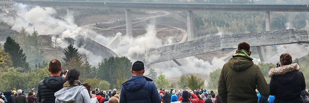 Die Talbrücke Eisern wird gesprengt.