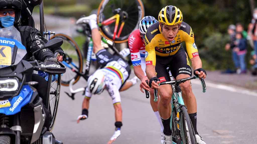 Horrorsturz: Julian Alaphilippe fliegt im hohen Bogen vom Rad.