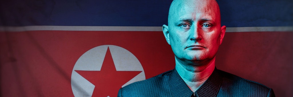 Der Koch Ulrich Larsen vor einer nordkoreanischen Flagge: Er war der „Muldvarpen“ (Maulwurf), der die Nordkoreaner reinlegte. 