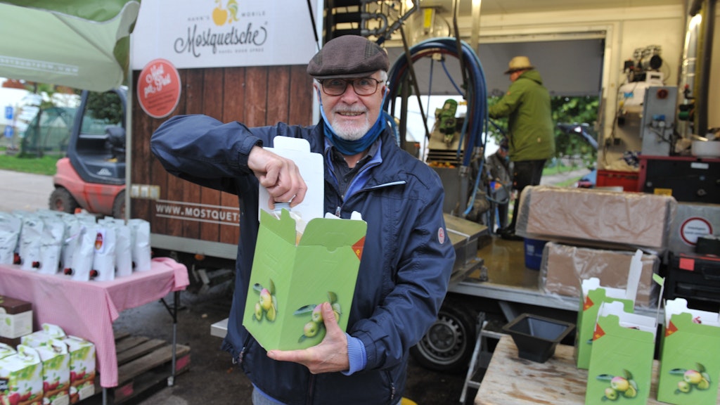 Glücklich: Gerald Thomas hat nun 90 Liter Birnensaft.