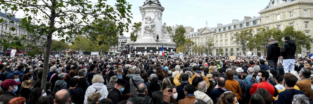 Demonstranten versammeln sich auf der Place de la République.