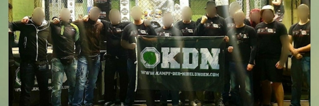 Vor wenigen Tagen verbreiteten die Veranstalter der zweimal verbotenen rechtsextremistischen Veranstaltung „Kampf der Nibelungen“, dass sie sich einstweilen auf ihre „Klamottenmarke“ für die Neonaziszene konzentrieren wollten.