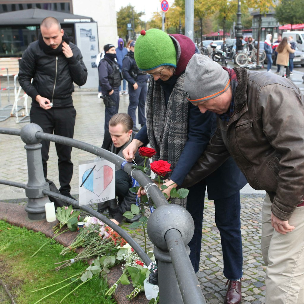 Berliner legen Blumen nieder.