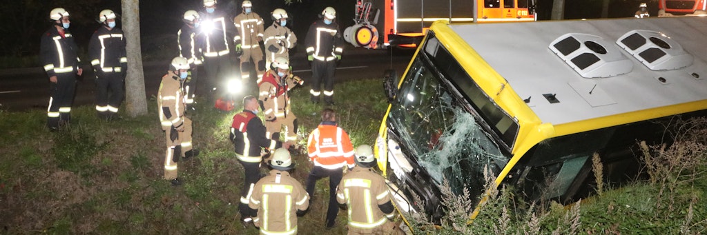 Der Bus der Linie 154 landete im Straßengraben.