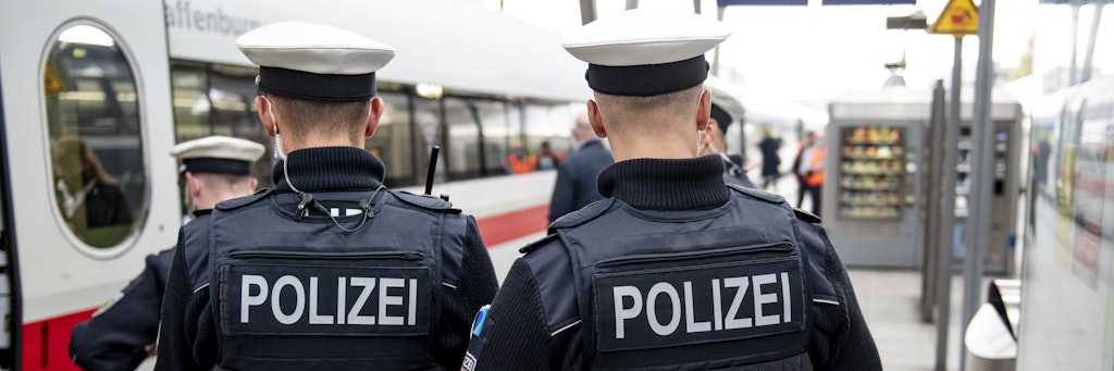 Bundespolizisten kontrollieren die Maskenpflicht in Zügen der Deutschen Bahn.
