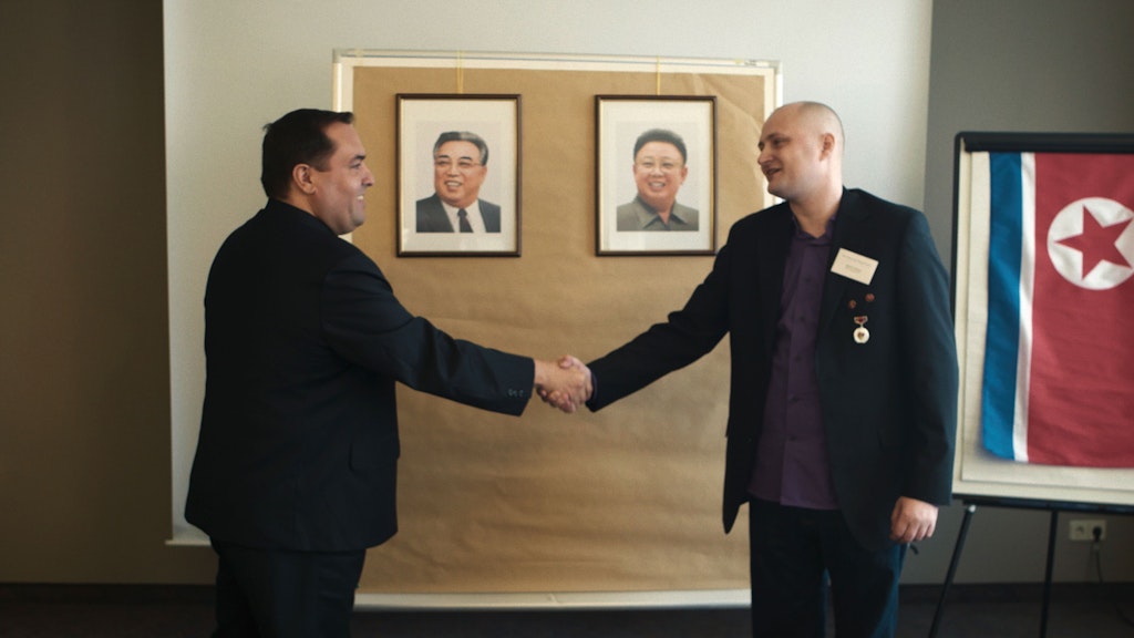 Ulrich Larsen (r.) bei einem Treffen der internationalen koreanischen Freundschaftsvereinigung KFA in Deutschland. An der Wand die einstigen Führer Nordkoreas, Kim Il-sung und sein Sohn Kim Jong-il (r.)