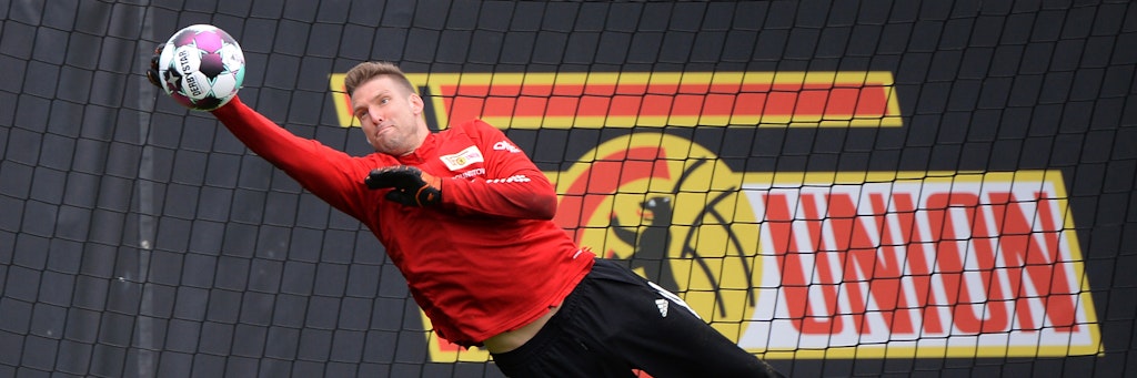 Fliegt weiterhin für die Eisernen: Andreas Luthe steht auch nach der Verpflichtung von Loris Karius im Tor.