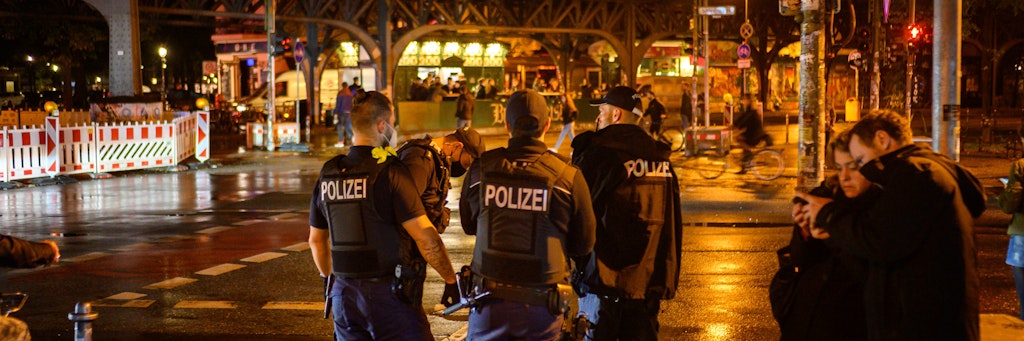 Polizeikontrolle der Sperrstunde rund um das Kottbusser Tor in Berlin-Kreuzberg<br>