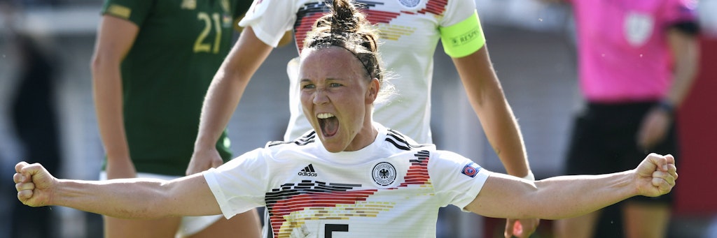Nationalspielerin Marina Hegering jubelt jetzt schon über die WM-Bewerbung des DFB.