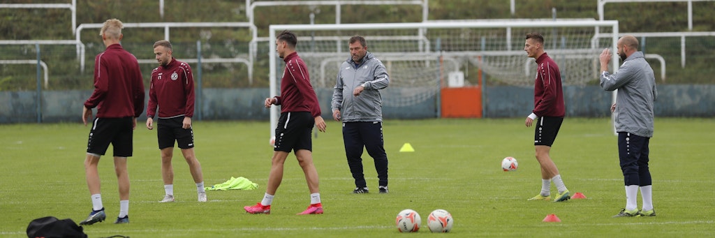 BFC-Coach Christian Benbennek (M.) hat mit seinen Jungs beim Üben jetzt noch mehr zu tun als sonst.