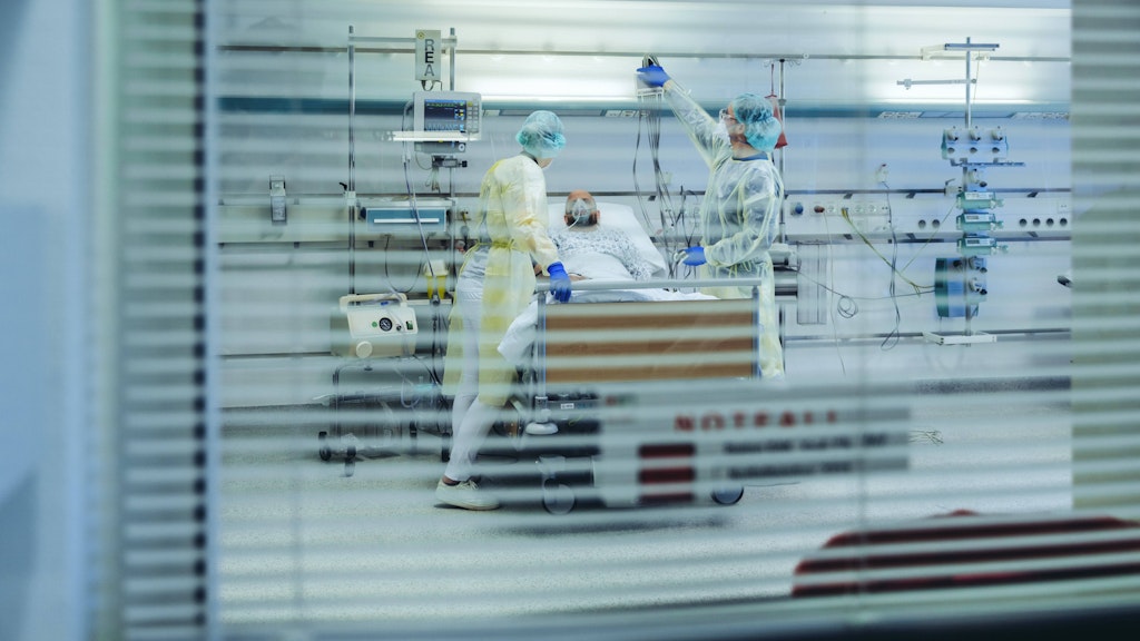 Auch die Zahl der Intensivpatienten in Deutschland steigt stark an.