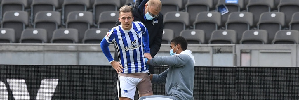 Herthas Peter Pekarik wird an der linken Hüfte bandagiert und muss beim 0:2 gegen Stuttgart nach nur 19 Minuten ausgewechselt werden.