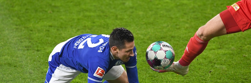 Union am Ball, Steven Skrzybski (Schalke 04) am Boden