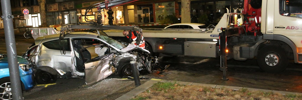 Der Kleinwagen, in dem die beiden Frauen saßen, wird nach dem Unfall abtransportiert.