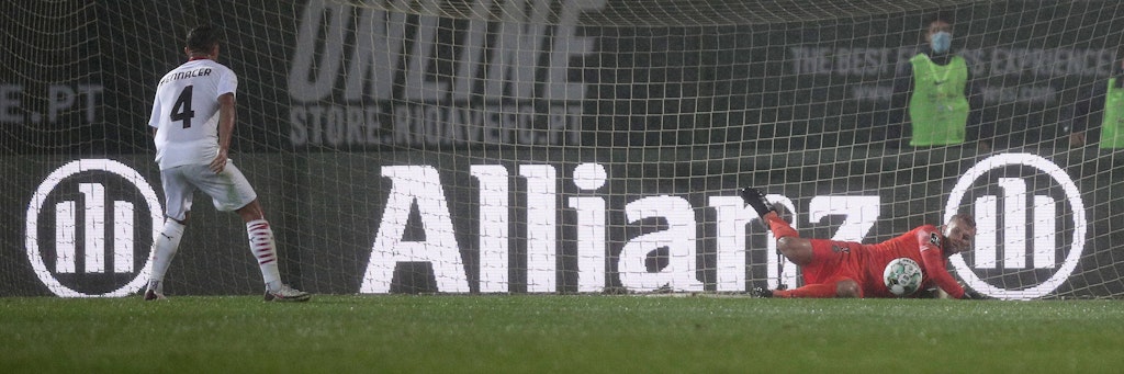 Mailands Ismael Bennacer scheitert im Elferkrimi an Ave Rios Torwart Pawel Kieszek.