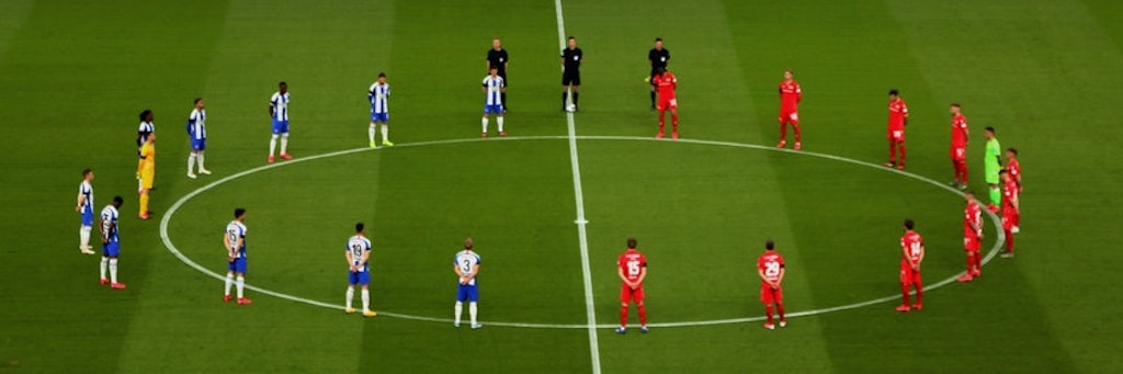 Beide Mannschaften vor dem Spiel Ende Mai.