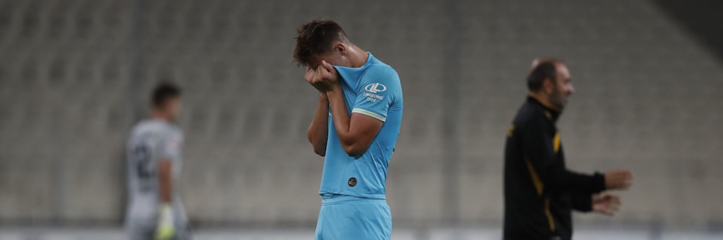 Wolfsburg Bartosz Bialek wischt sich mit dem Trikot die Tränen aus dem Gesicht. Das brutale 1:2 in Athen zerstört die Euro-Träume. 