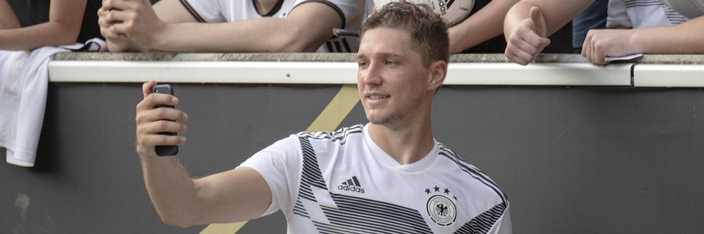 Gibt es wieder ein Selbstportrait? Herthas Niklas Stark streift ab Mittwoch das Nationaltrikot über.